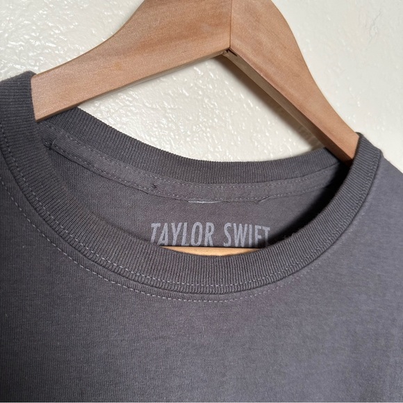 Taylor Swift Red Taylor’s Version dark gray tshirt size XL - Picture 4 of 7